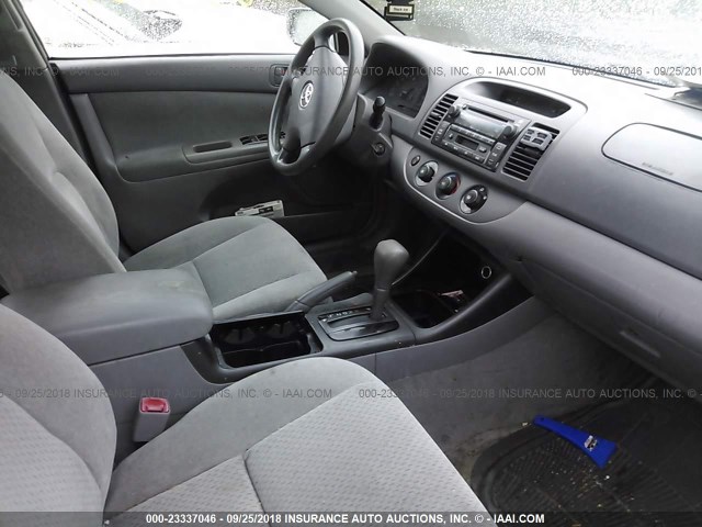 4T1BE32K94U805502 - 2004 TOYOTA CAMRY LE/XLE/SE Күміс фото 5