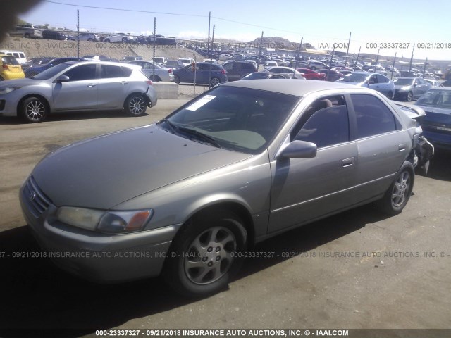 JT2BF28KXX0220435 - 1999 TOYOTA CAMRY LE/XLE GOLD photo 2