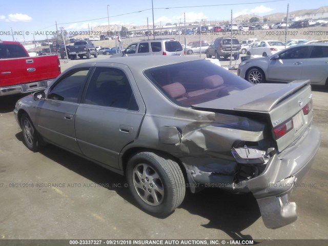 JT2BF28KXX0220435 - 1999 TOYOTA CAMRY LE/XLE GOLD photo 3