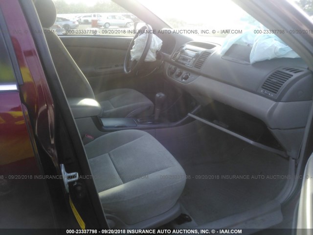 4T1BF30K32U006618 - 2002 TOYOTA CAMRY LE/XLE/SE MAROON photo 5