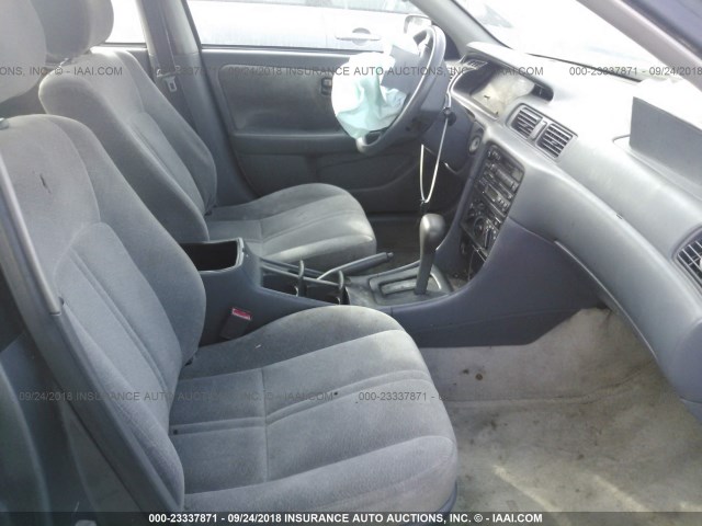 4T1BG22K7VU104060 - 1997 TOYOTA CAMRY CE/LE/XLE 灰色 照片 5