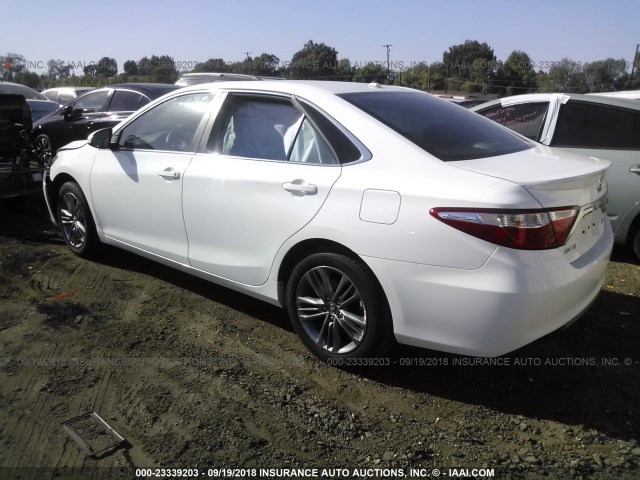 4T1BF1FKXHU357241 - 2017 TOYOTA CAMRY LE/XLE/SE/XSE 白色 照片 3