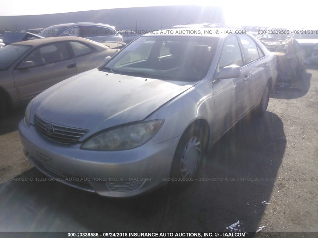 4T1BE32K15U409971 - 2005 TOYOTA CAMRY LE/XLE/SE Күміс фото 2