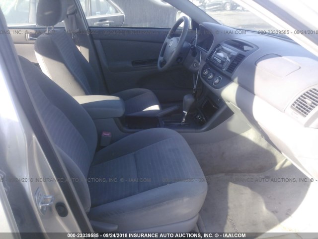 4T1BE32K15U409971 - 2005 TOYOTA CAMRY LE/XLE/SE Күміс фото 5