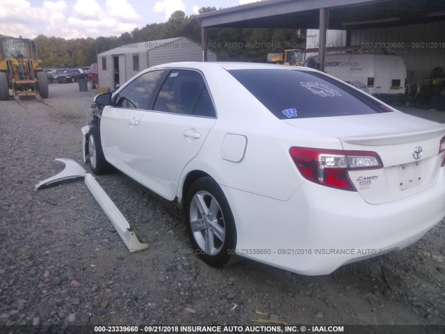 4T1BF1FK2EU785641 - 2014 TOYOTA CAMRY L/SE/LE/XLE თეთრი ფოტო 3