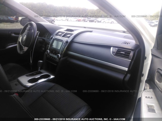 4T1BF1FK2EU785641 - 2014 TOYOTA CAMRY L/SE/LE/XLE თეთრი ფოტო 5
