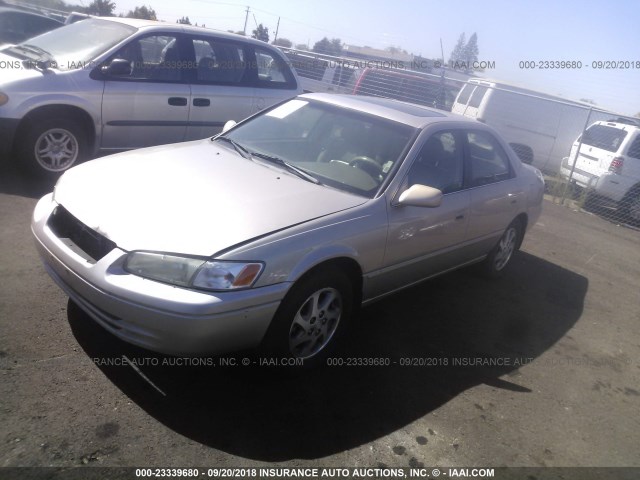 4T1BF28K2WU057256 - 1998 TOYOTA CAMRY CE/LE/XLE 棕色 照片 2