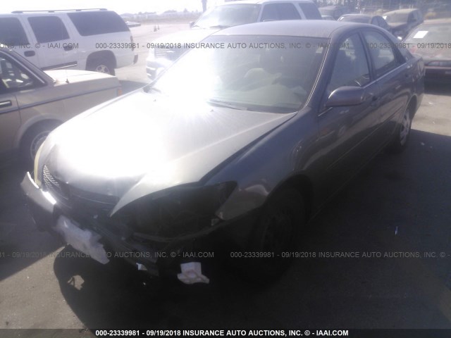 JTDBE32K620122259 - 2002 TOYOTA CAMRY LE/XLE/SE Bej foto 2