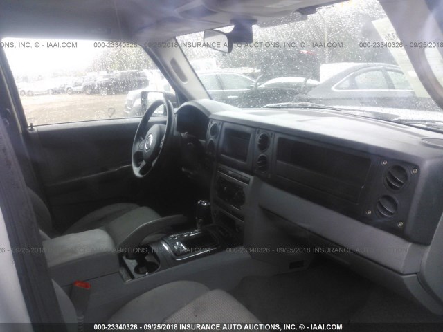 1J8HG48NX6C145083 - 2006 JEEP COMMANDER SILVER photo 5