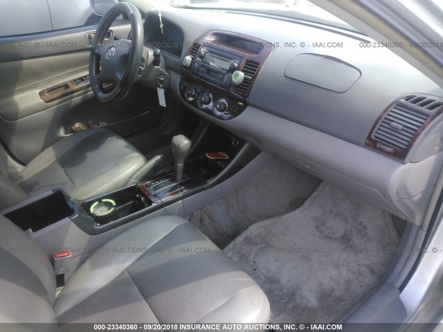 4T1BE32KX3U197939 - 2003 TOYOTA CAMRY LE/XLE/SE Күміс фото 5