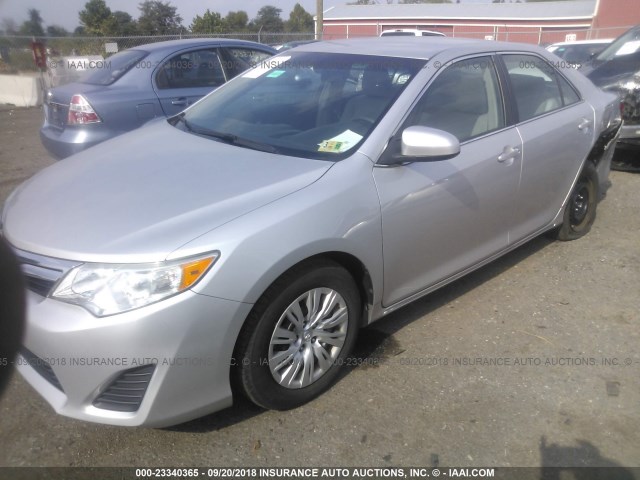4T4BF1FK0ER418629 - 2014 TOYOTA CAMRY L/SE/LE/XLE SILVER photo 2