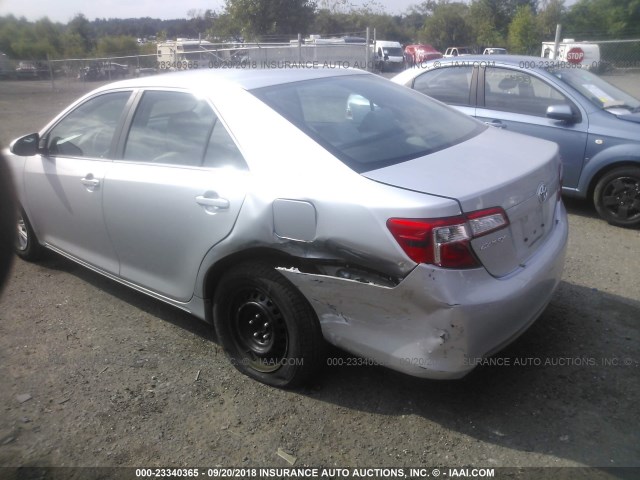 4T4BF1FK0ER418629 - 2014 TOYOTA CAMRY L/SE/LE/XLE ვერცხლისფერი ფოტო 3