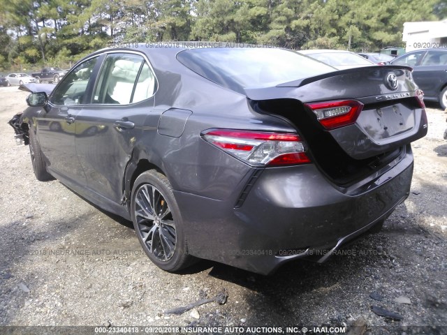 4T1B11HK1JU523891 - 2018 TOYOTA CAMRY L/LE/XLE/SE/XSE GRAY photo 3