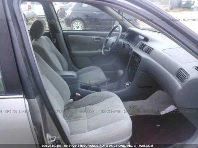 4T1BF22KX1U131217 - 2001 TOYOTA CAMRY LE/XLE Сұр фото 5