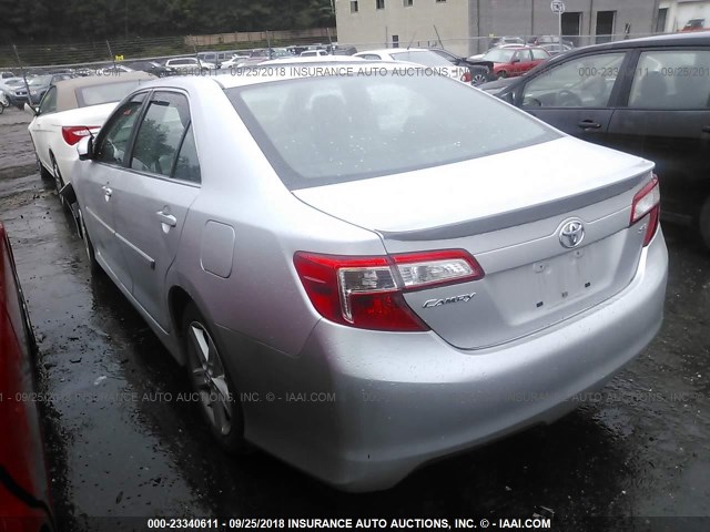 4T1BF1FKXDU205289 - 2013 TOYOTA CAMRY L/SE/LE/XLE Gümüş foto 3