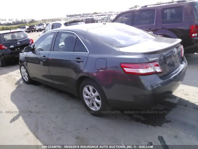 4T1BF3EK0BU694618 - 2011 TOYOTA CAMRY SE/LE/XLE ნაცრისფერი ფოტო 3