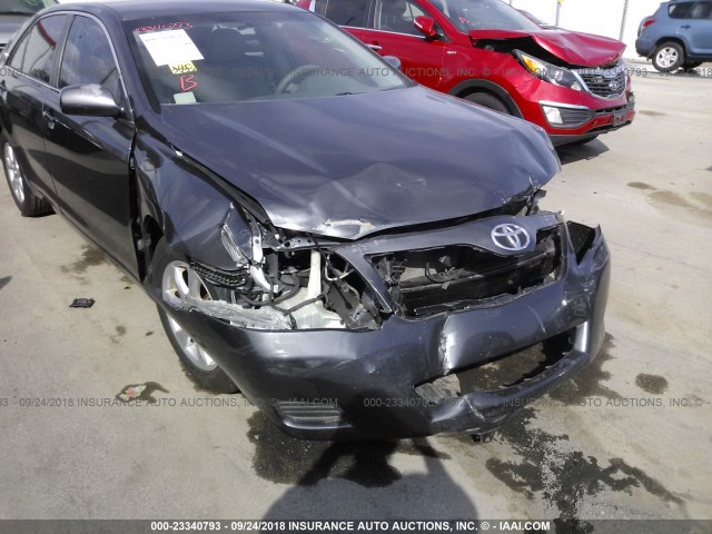 4T1BF3EK0BU694618 - 2011 TOYOTA CAMRY SE/LE/XLE ნაცრისფერი ფოტო 6