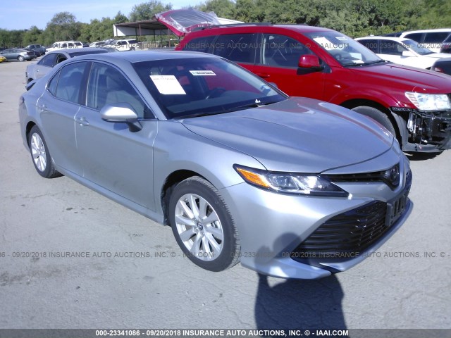 4T1B11HK5JU630281 - 2018 TOYOTA CAMRY L/LE/XLE/SE/XSE SILVER photo 1