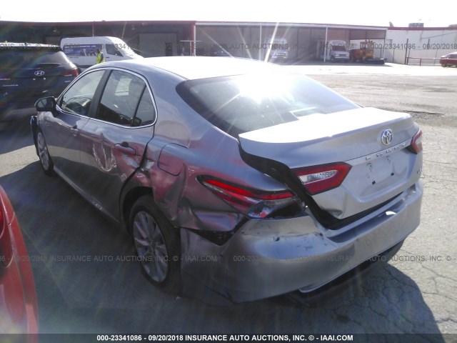 4T1B11HK5JU630281 - 2018 TOYOTA CAMRY L/LE/XLE/SE/XSE SILVER photo 3