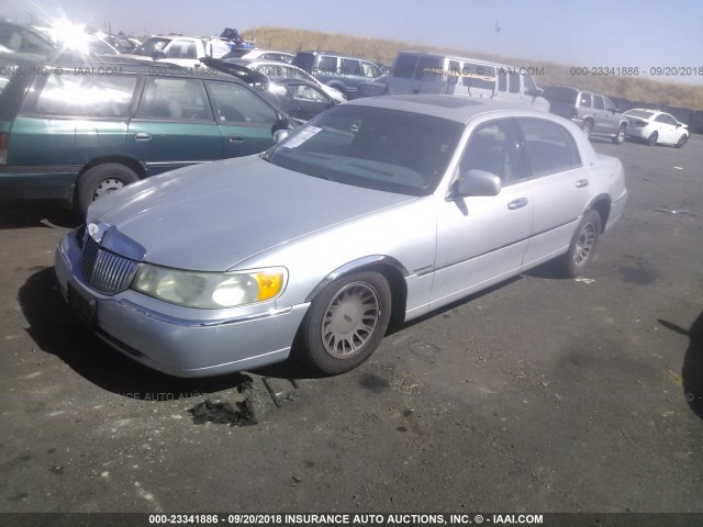 1LNFM83W9WY717788 - 1998 LINCOLN TOWN CAR CARTIER SILVER photo 2