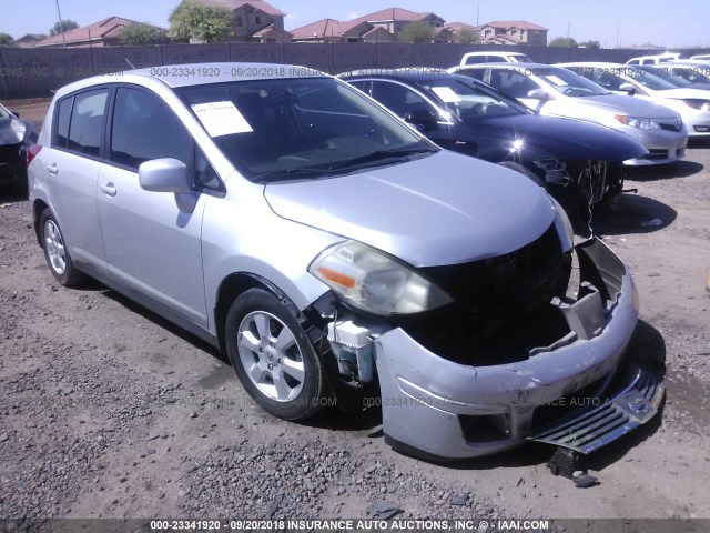 3N1BC13E48L371354 - 2008 NISSAN VERSA S/SL SILVER photo 1