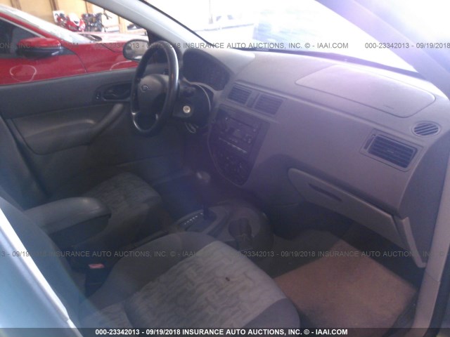 1FAFP34N15W135205 - 2005 FORD FOCUS ZX4 GRAY photo 5
