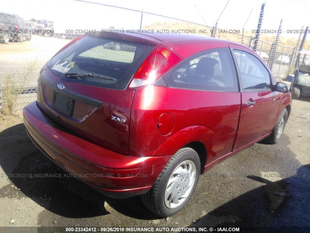 3FAFP31N15R108979 - 2005 FORD FOCUS ZX3 RED photo 4