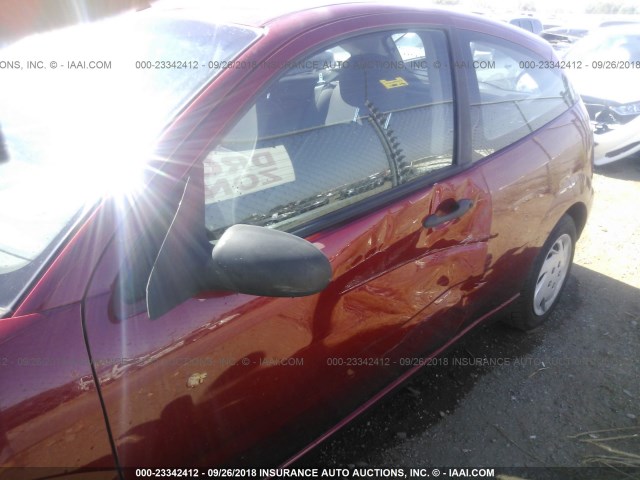 3FAFP31N15R108979 - 2005 FORD FOCUS ZX3 RED photo 6