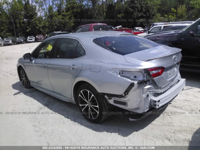 JTNB11HK3J3035130 - 2018 TOYOTA CAMRY L/LE/XLE/SE/XSE SILVER photo 3