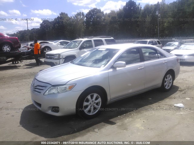 4T4BF3EKXBR218771 - 2011 TOYOTA CAMRY SE/LE/XLE ვერცხლისფერი ფოტო 2