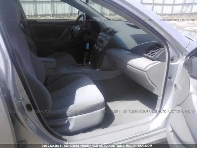 4T4BF3EKXBR218771 - 2011 TOYOTA CAMRY SE/LE/XLE ვერცხლისფერი ფოტო 5