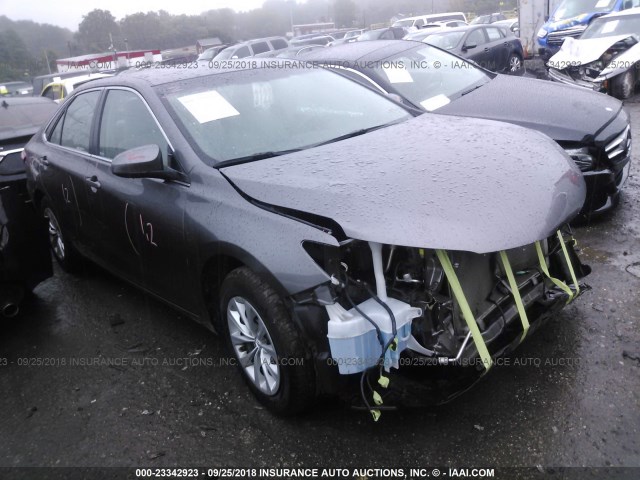 4T4BF1FKXFR515662 - 2015 TOYOTA CAMRY LE/XLE/SE/XSE GRAY photo 1