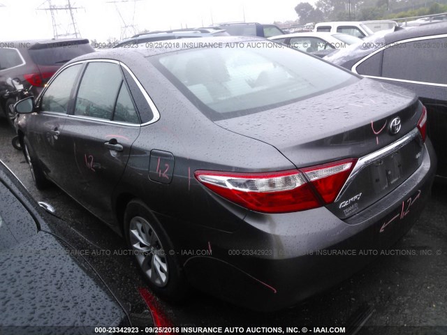 4T4BF1FKXFR515662 - 2015 TOYOTA CAMRY LE/XLE/SE/XSE GRAY photo 3