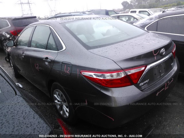 4T4BF1FKXFR515662 - 2015 TOYOTA CAMRY LE/XLE/SE/XSE 灰色 照片 3