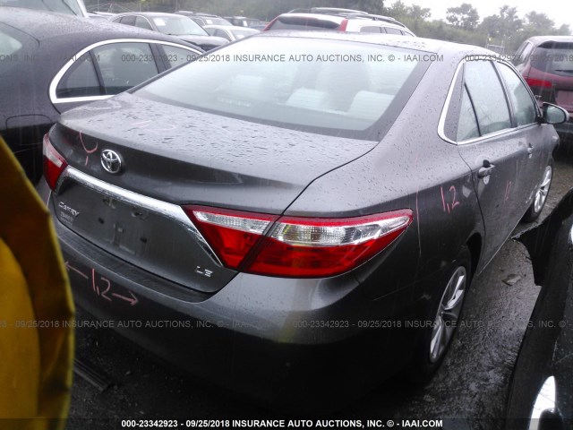 4T4BF1FKXFR515662 - 2015 TOYOTA CAMRY LE/XLE/SE/XSE GRAY photo 4