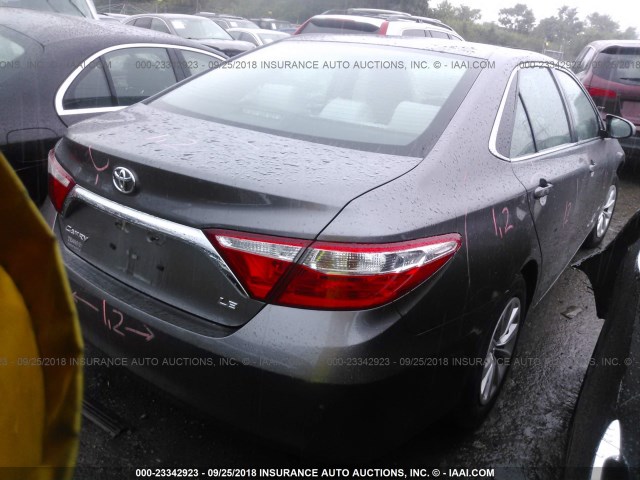 4T4BF1FKXFR515662 - 2015 TOYOTA CAMRY LE/XLE/SE/XSE 灰色 照片 4