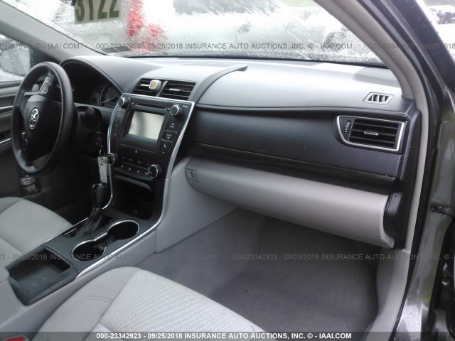 4T4BF1FKXFR515662 - 2015 TOYOTA CAMRY LE/XLE/SE/XSE 灰色 照片 5