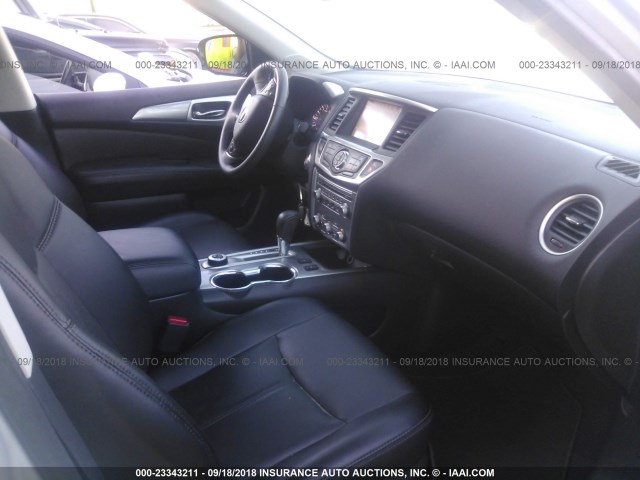 5N1DR2MM0HC605187 - 2017 NISSAN PATHFINDER S/SV/SL/PLATINUM SILVER photo 5