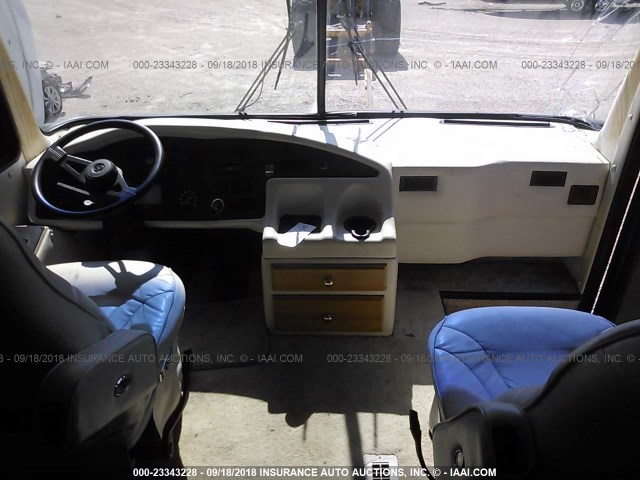 1RF120519X2005558 - 1999 ROADMASTER RAIL DYANASTER WHITE photo 5