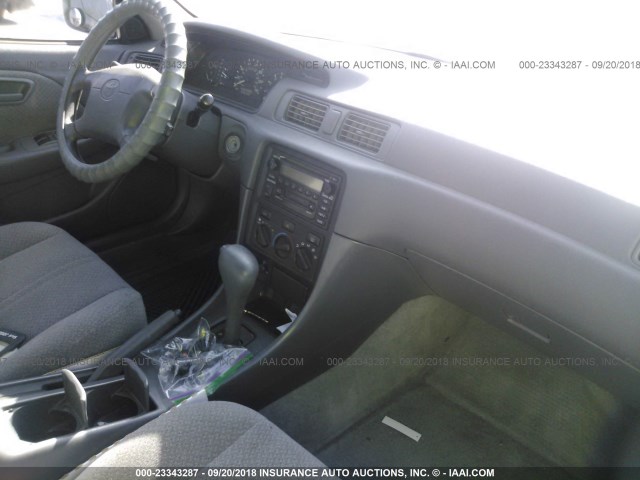 JT2BG22K0Y0426953 - 2000 TOYOTA CAMRY CE/LE/XLE 银色 照片 5