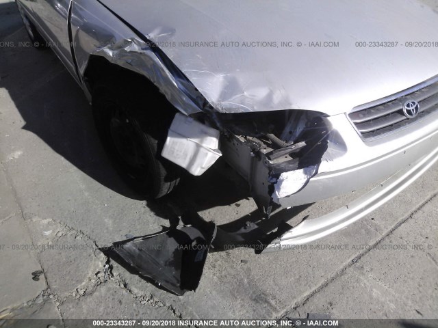 JT2BG22K0Y0426953 - 2000 TOYOTA CAMRY CE/LE/XLE 银色 照片 6