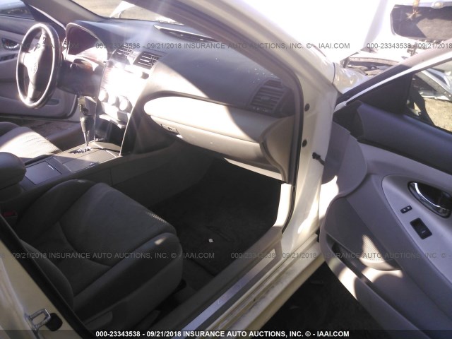 4T1BF3EK5BU745501 - 2011 TOYOTA CAMRY SE/LE/XLE 白色 照片 5