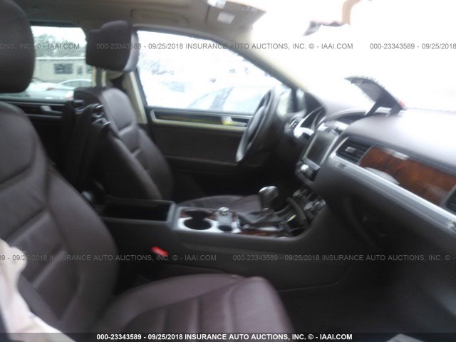 WVGEF9BP2CD009231 - 2012 VOLKSWAGEN TOUAREG V6 BLACK photo 5