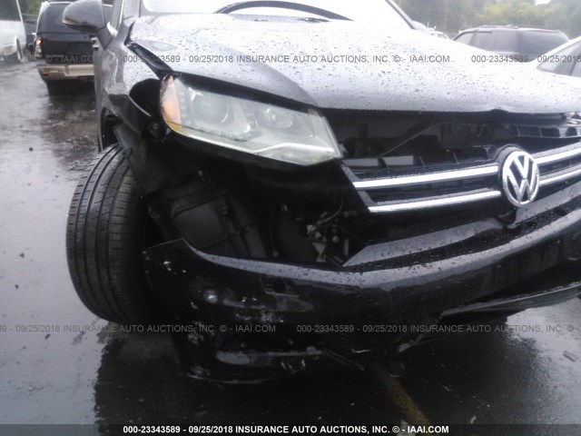 WVGEF9BP2CD009231 - 2012 VOLKSWAGEN TOUAREG V6 BLACK photo 6