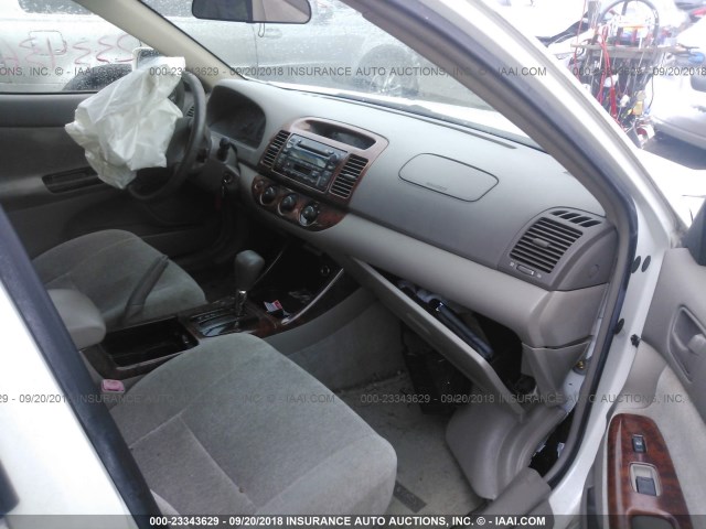 JTDBE32K840266589 - 2004 TOYOTA CAMRY LE/XLE 白色 照片 5