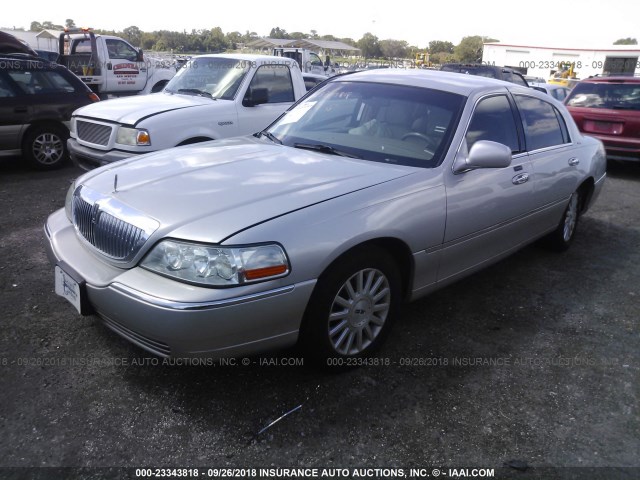 1LNHM81W94Y669833 - 2004 LINCOLN TOWN CAR EXECUTIVE/SIGNATURE ვერცხლისფერი ფოტო 2