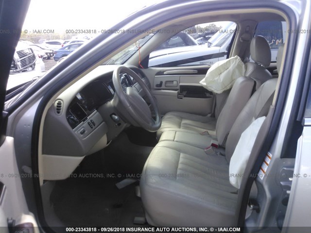 1LNHM81W94Y669833 - 2004 LINCOLN TOWN CAR EXECUTIVE/SIGNATURE ვერცხლისფერი ფოტო 5