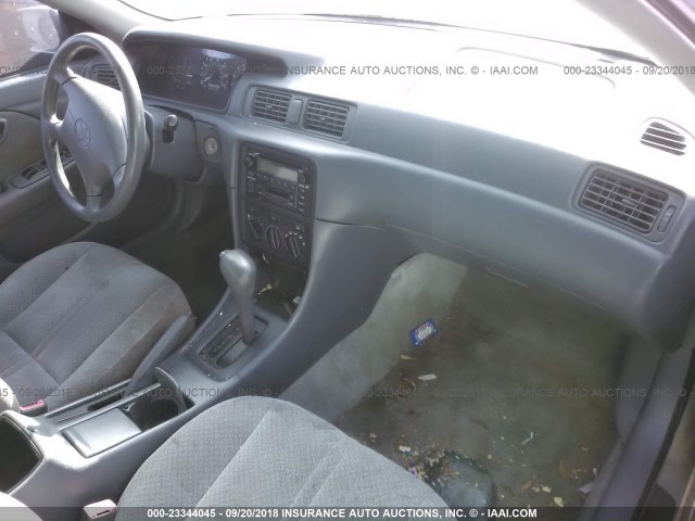 4T1BG22K01U085247 - 2001 TOYOTA CAMRY CE/LE/XLE 银色 照片 5