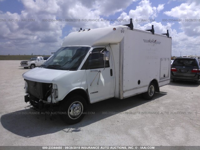 1GBJG31F211182126 - 2001 CHEVROLET EXPRESS CUTAWAY G3500 WHITE photo 2