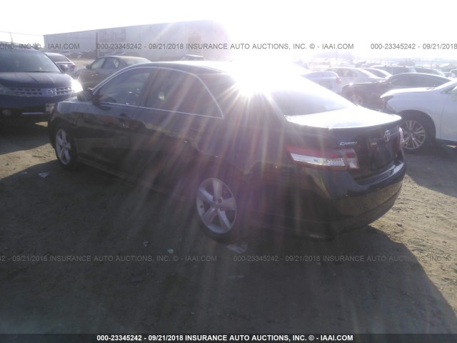 4T1BF3EK3BU192895 - 2011 TOYOTA CAMRY SE/LE/XLE შავი ფოტო 3